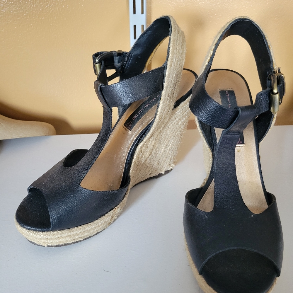 Black wedges